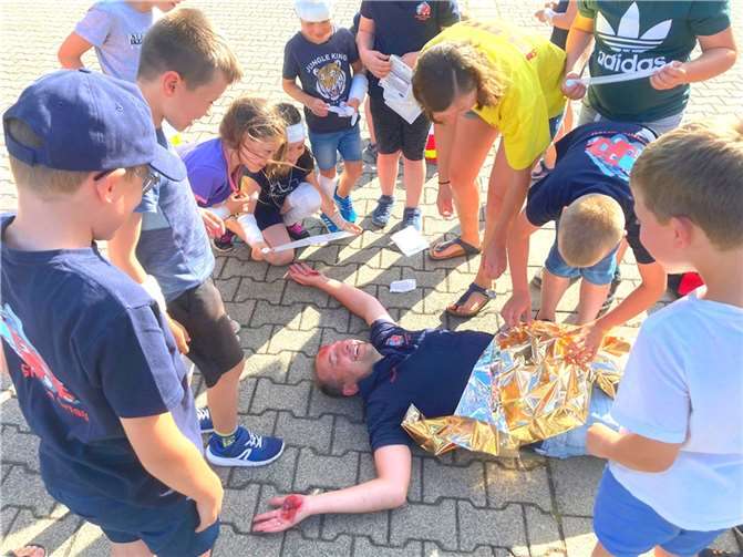 Ihr frisch erworbenes Wissen im Bereich Erste Hilfe konnten die Mitglieder der Bambini Feuerwehr zum Abschluss im Rahmen einer praktischen Übungseinheit unter Beweis stellen.