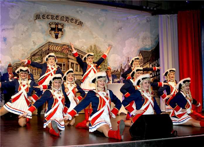 Ihr ganzes tänzerisches Können bewiesen diese Damen bei der Sitzungsrevue.