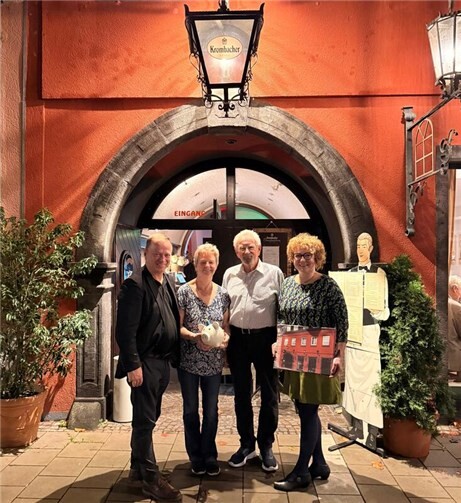 Ihr letztes großes Abend-Menü in der „Destille Ewig Jung“ kredenzten die scheidenden Betreiber Lothar und Ulrike „Ulli“ Werner zugunsten des Benefizprojektes der historischen 1. Bundeskönigin Andrea Reiprich und Prinzgemahl Thomas Herschbach.  Foto: Tassilo Schacher