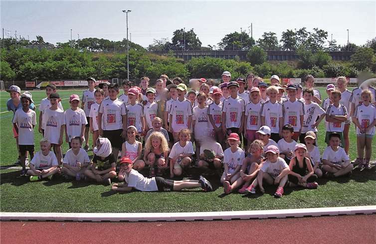 Ihr sportliches Können bewiesen die Kinder der Pater-Wald-Schule auch bei rekordverdächtigen Temperaturen in Kaltenegers. privat