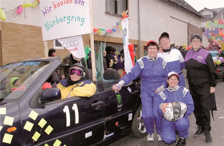 Ihre Gesichter sind mit dem Umriss des Nürburgrings "tätowiert" - die Möhnen sind wild entschlossen: Sie kaufen den Nürburgring! SES