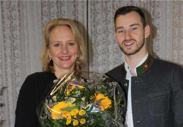 Ihre Tollität Dagmar I. (Monreal) erhielt aus der Hand des Ersten Vorsitzenden Alexander Ody einen blau-gelben Strauß als Willkommensgruß.