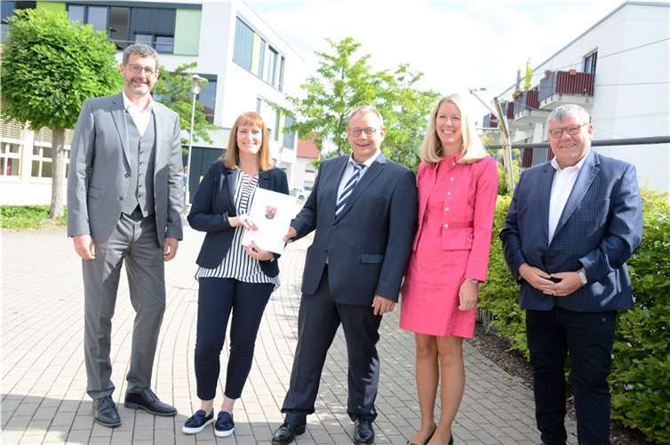 Ihre Urkunde erhielt Simone Kern von der Aufsichts- und Dienstleistungsdirektion (ADD). Auf dem Bild v.l.n.r.: Frank Zenzen (Geschäftsführer Heinrich Haus gGmbH), Simone Kern, Rolf Brüdern (ADD), Nicole Lohse (ADD) und Michael Mahlert (Kreisverwaltung Neuwied) . Foto: privat