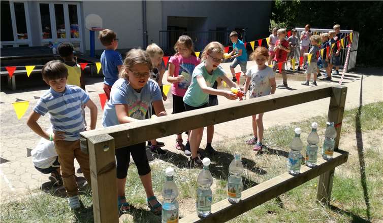 Ihre Zielgenauigkeit konnten die Kinder beim Schießen mit Wasserpistolen auf verschiedene Ziele unter Beweis stellen.Foto: privat