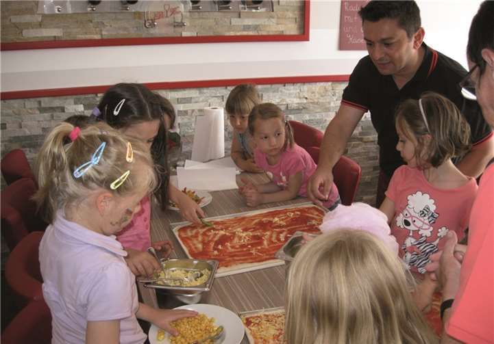 Ihre eigene Pizza durften die Schukis in der Pizzeria "Di Vino" kreieren und natürlich dann auch mit großem Genuss verspeisen. privat