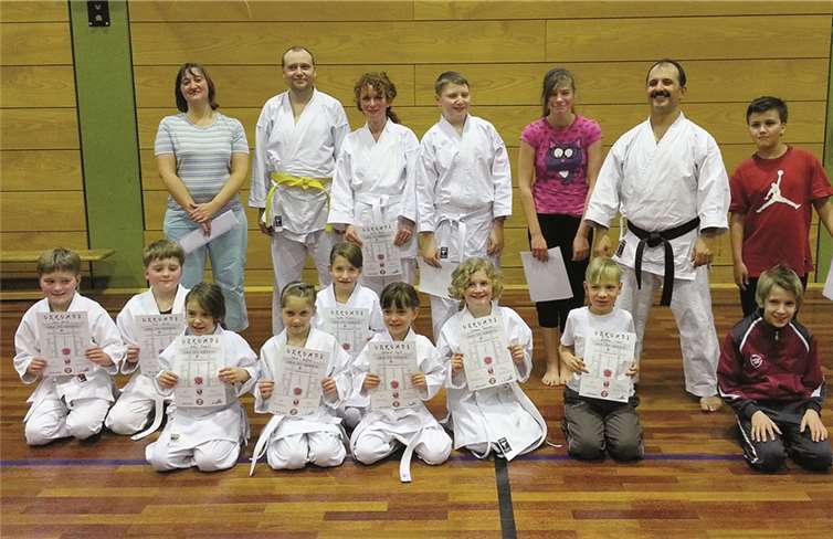 Ihre erste Prüfung haben die Anfänger des Karate Dojo Kitai bestanden und halten stolz ihre Urkunden in Händen. privat