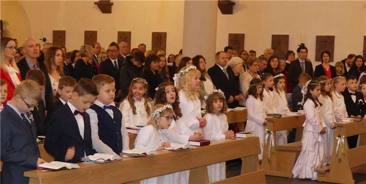 Ihre feierliche Erstkommunion gestalteten die Kinder durch viele Gebete, Gedichte und Gesang mit.