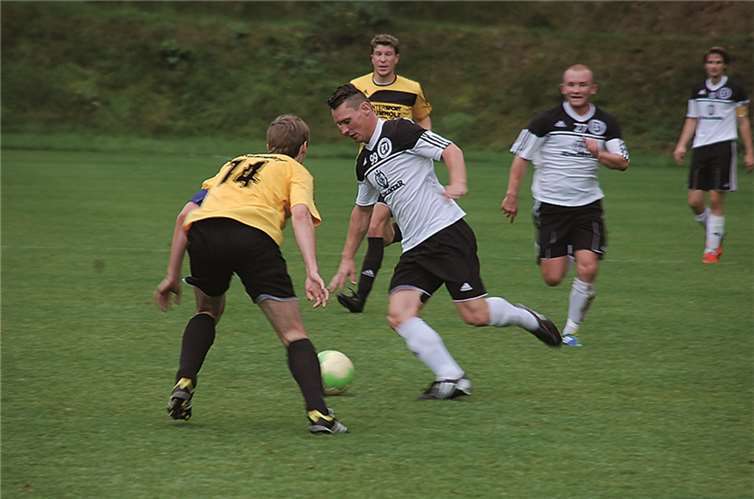 Ihre liebe Mühe hatten die Verteidiger der Rhenanen gegen die schnellen Angreifer aus Rheinböllen. RÜ