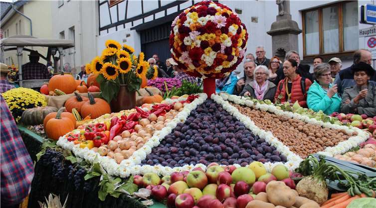 Ihre überaus reichhaltige Ernte hatte die Feuerwehr farbenprächtig drapiert .