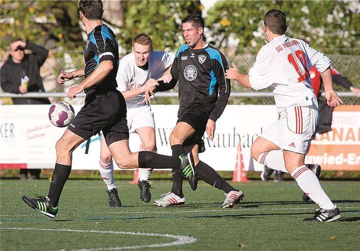 Ihrem Gegner meist einen Schritt voraus war die SG Puderbach (schwarzes Trikot) bei der Partie gegen die SG Hundsangen. WT