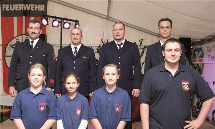 Ihren 25. Geburtstag feiert die Jugendfeuerwehr der Löschgruppe Niederdrees im Rahmen der Kirmes. Hier ein Teil der heutigen Einheit mit den Jugendfeuerwehrwarten v.l. Willy Raaf, Hans-Peter Lasch und Markus Höfling-Pachucy sowie Löschgruppenführer Sebastian Zikeli dahinter.-JOST-