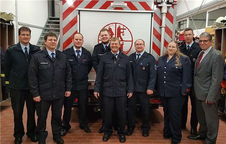 Ihren Dienst in der Feuerwehr leisten diese Frauen und Männer schon lange, jetzt wurden sie offiziell zu Jugendfeuerwehrwarten bestellt. Dazu gratulierten: Thomas Krekel (l.), Jugendfeuerwehrwart des Westerwaldkreises, Uwe Rörig (5.v.l.) Wehrleiter Jens Weinriefer (2.v.r. ) und Andree Stein (r.). privat