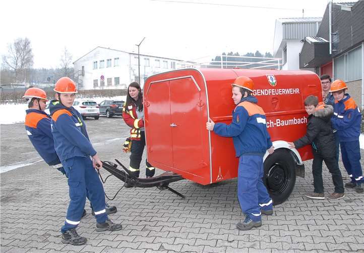 Ihren eigenen Feuerwehrwagen ziehen die Jugendlichen auch schon mal gemeinschaftlich mit Muskelkraft aus der Fahrzeughalle.