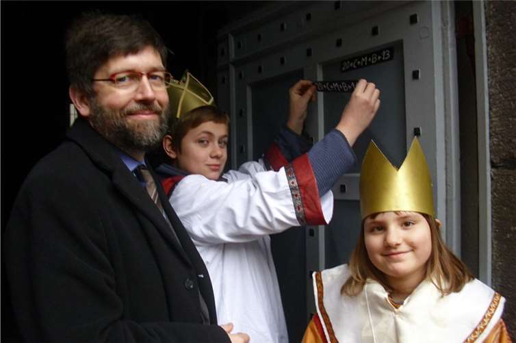 Ihren ersten Besuch dokumentierten die kleinen Monarchen an der Tür des Cochemer Rathauses.