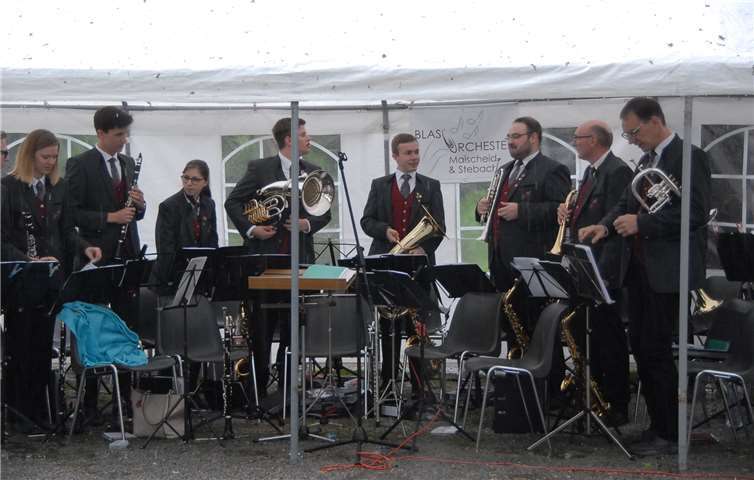 Ihren ersten offiziellen Auftritt hatten die originalStewerländer, die mit Freude „Dicke Backen Musik“ spielen. -KER-