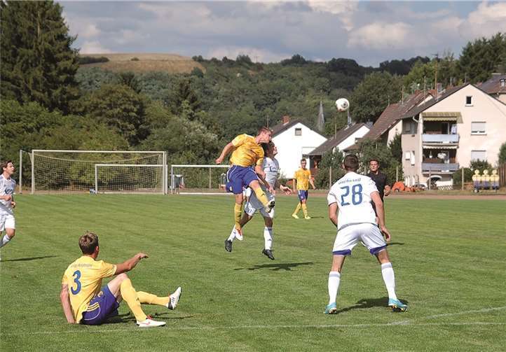 Ihren zweiten Saisonsieg konnten die Burgbrohler Oberligisten mit Ihrem Trainer Klaus Adams feiern.