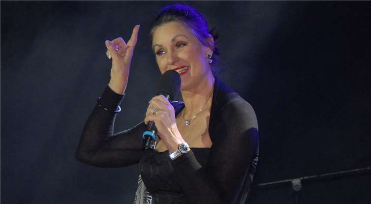 Ihrer Stimme sind keine Grenzen gesetzt:Ellen Obier füllte mit ihrer Präsenz die Konzerthalle.