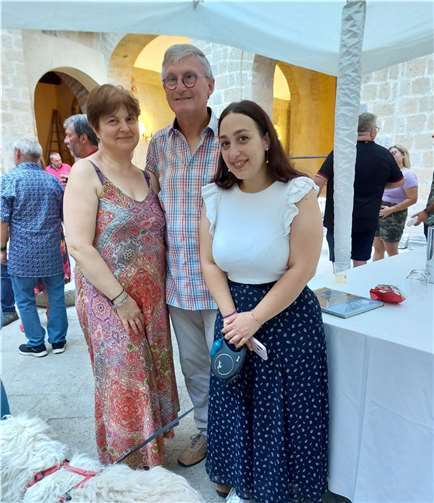 Ilaria Cervo (li.), eine der Initiatorinnen der Partnerschaft auf caiaitinischer Seite, verfolgte die Grußworte von Ida Sorbo (re.) und Ortsbürgermeister Lothar Kalter mit großem Interesse. Quelle: Ortsgemeinde Ochtendung