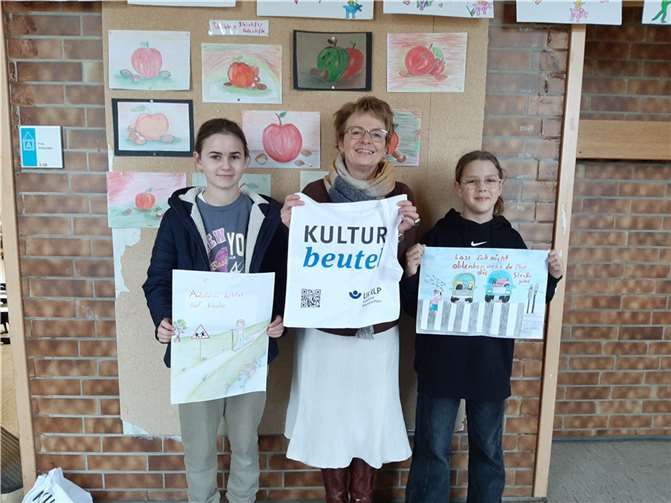 Ilaria D´Agosta und Polina Mikhel aus den Klassen 6b und 6d erhielten jeweils einen Buchpreis.