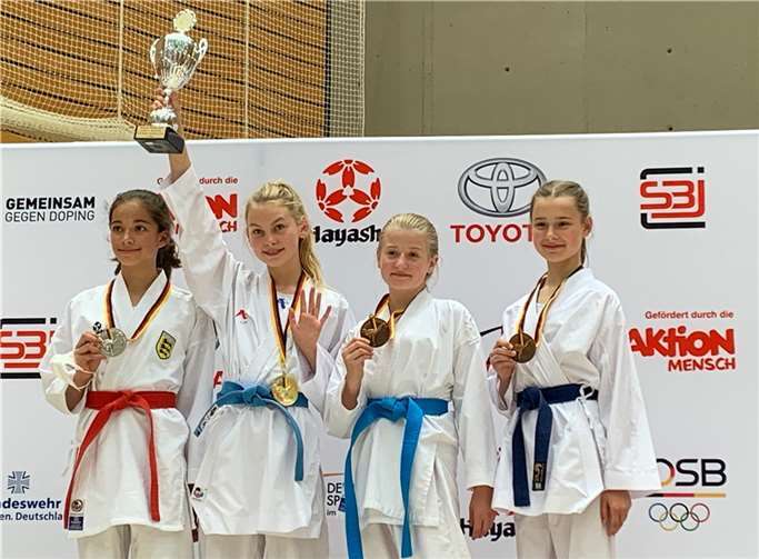 Ili Hellen (2.v.l.) vom Mayener Karate Verein Sen5 holte den dritten Meistertitel. Fotos: privat