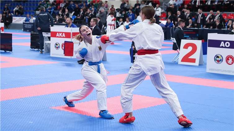 Mayener Karateka gewinnt sensationell EM-Silber  Ili Hellen (l.) punktet mit einer Fausttechnik gegen die Lettin Spradzina