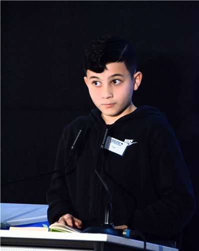 Ilias Ahannay von der Rheinbacher Gesamtschule hatte Sam Copelands „CHARLIE kriegt die Flatter“ mitgebracht. Foto: Gesine Engel