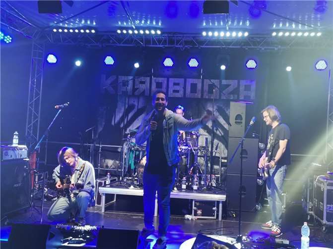 Iljaz Ali führte durch das Rock-Programm am Rhein.