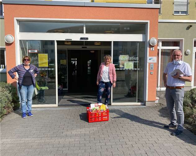 Ilka Rick mit Pflegedienstleiterin Beate Dünker und Einrichtungsleiter Edwin Stall vom Bonifatius-Seniorenzentrum.