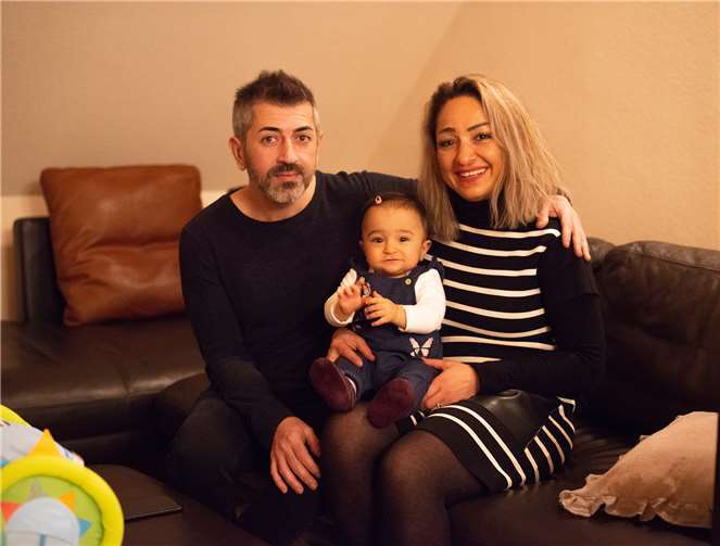 Ilkim mit ihren stolzen Eltern.