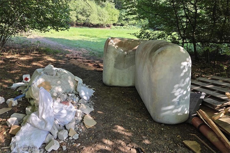 Illegal entsorgte Heizöltanks in einem Waldstück bei Bad Honnef.