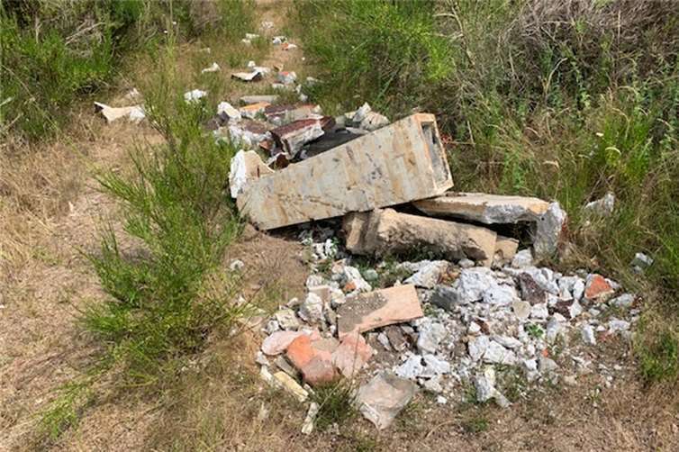 Illegal entsorgter Müll in Wehr. Foto: Ortsgemeinde Wehr