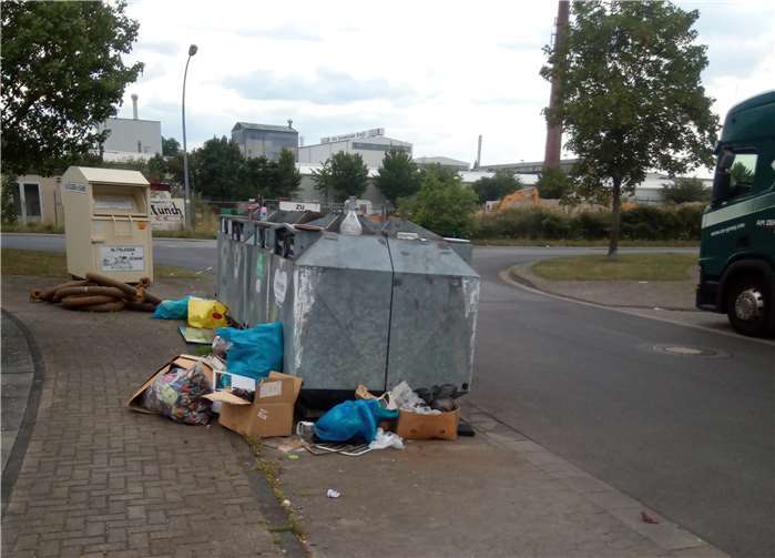 Illegale Abfallablagerungen an Glascontainern – wie hier im Rastenweg – sehen nicht nur unschön aus, sondern stellen auch eine Gefährdung der öffentlichen Sicherheit und Ordnung sowie der Umwelt dar. Foto: privat