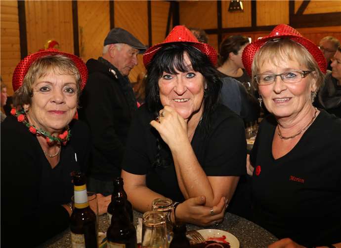 Illustre Möhnen aus Plaidt lassen es sich gut gehen.