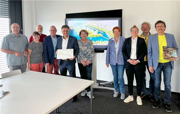 Ilmi Viqa (5. von links) erläuterte den Mitgliedern des SPD Ortsverein Stadtmitte und Irlich seine Pläne für die Marina Neuwied.  Foto: SPD OV Neuwied Stadtmitte und Irlich