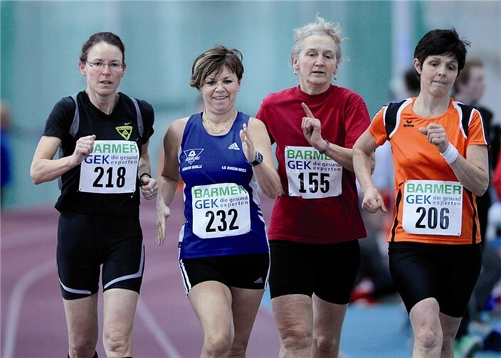 Ilona Kirchesch (Nummer 232) gewinnt das 3000-Meter-Bahngehen der Seniorinnen W55. privat