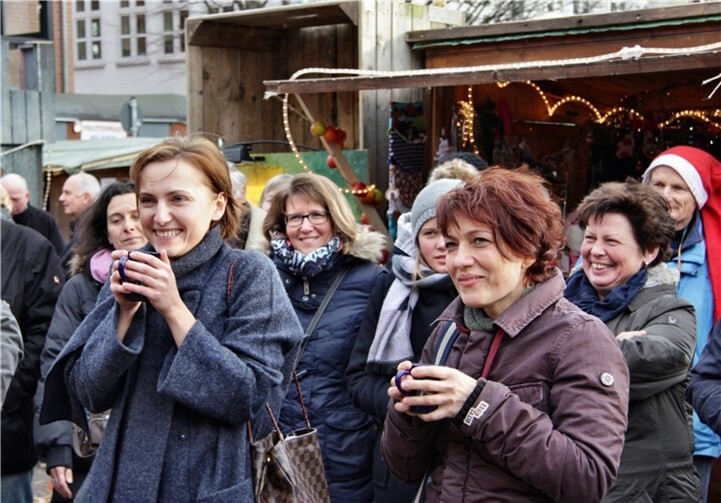 Ilona Lubaschenko, die Blütenkönigin 2015 (links), freut sich über die Wahl der neuen Blütenkönigin Sarah Wiegershaus. STEIN