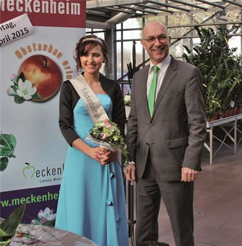 Ilona Lubaschewski ist die neue Blütenkönigin 2015 in Meckenheim. Bürgermeister Bert Spilles setzte ihr das Diadem auf und überreichte ihr die Schärpe. STEIN