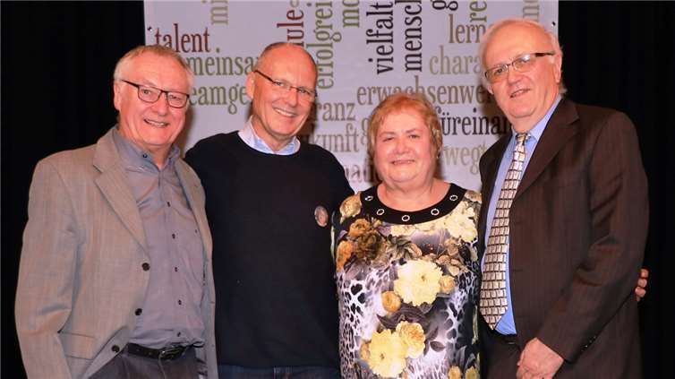 Ilse Demitrow im Kreise „ihrer“ Schulleiter: von links Günter Follmann, Armin Pleiss, Fritz Mohr. Pressestelle der Kreisverwaltung