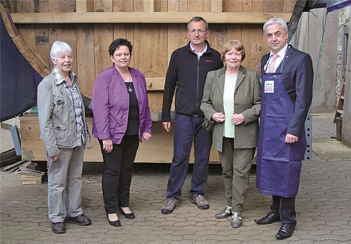 Ilse Lotoi (v. l.), Michaele Deisen, Prof. Dr. Wolfgang Schmid, Siglinde Krumme und Karl Mohr besichtigten das Winniger Fass. privat