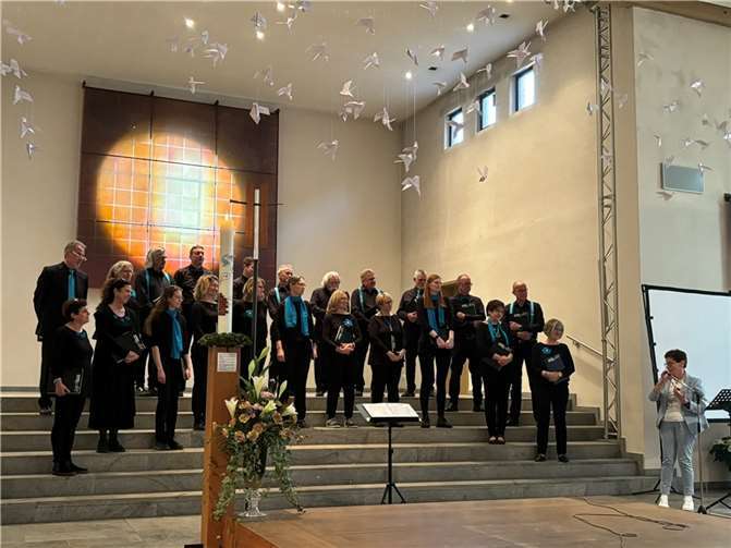 Ilse Müller, die Vorsitzende des BDH-Stiftungsvorstandes, dankte dem Chor „tonArt“ für die gute Unterhaltung für den guten Zweck. Copyright: BDH-Klinik Vallendar / Fotografin: Eva Geisler