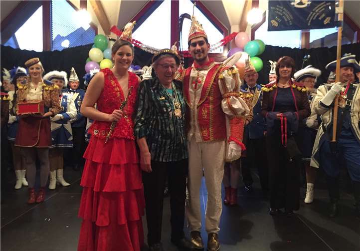 Ilse Richter (Bildmitte) trägt in diesem Jahr als Einzige die Confluentiaspange. privat