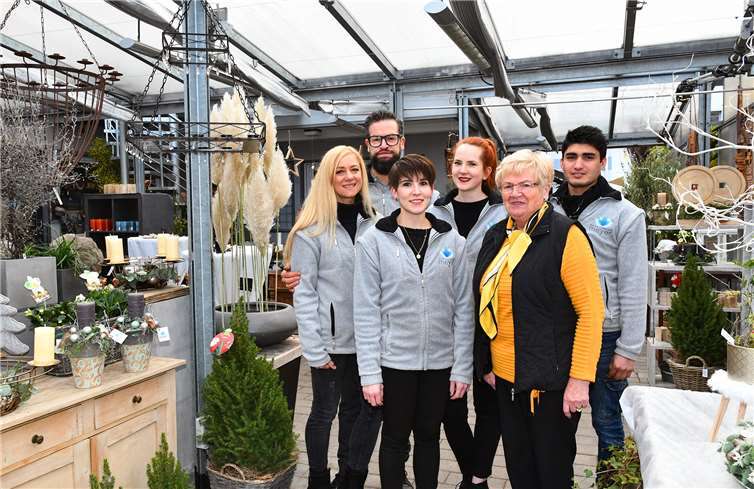 Ilse und Hans-Jürgen Meyer (v. l.) hatten mit ihrem Team wieder außergewöhnliche weihnachtliche Dekorationen gestaltet. Fotos: RASCH