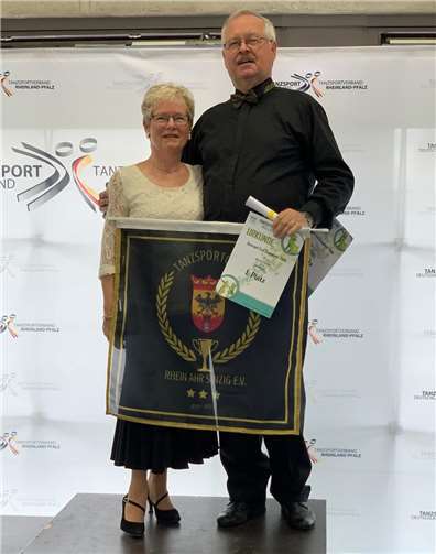 Ilse und Ullrich Heym auf dem Siegerpodest, wo sie mit Stolz die Clubfahne mit dem Sinziger Wappen zeigen.Foto: Stephanie Kohl