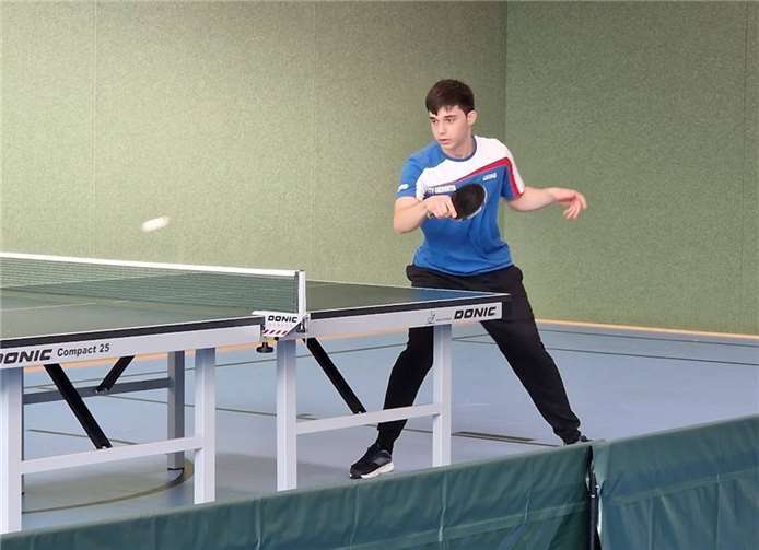 Ilyas Can konzentriert an der Platte.