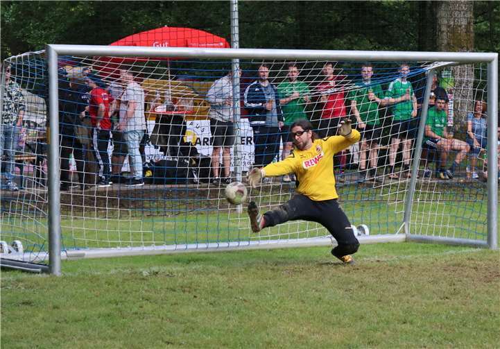 Im 9-Meter-Schießen hatten die Linkenbacher Huwitzen das Glück auf ihrer Seite.