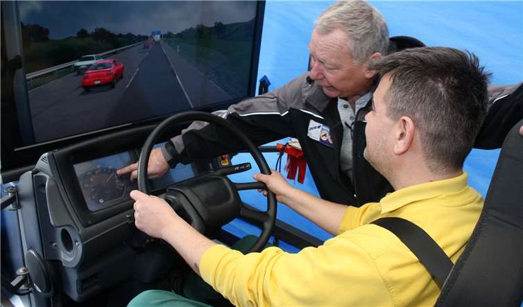 Im Abstandsimulator galt es für die Truckfahrer erfolgreich auf eine plötzliche Gefahrensituation zu reagieren.