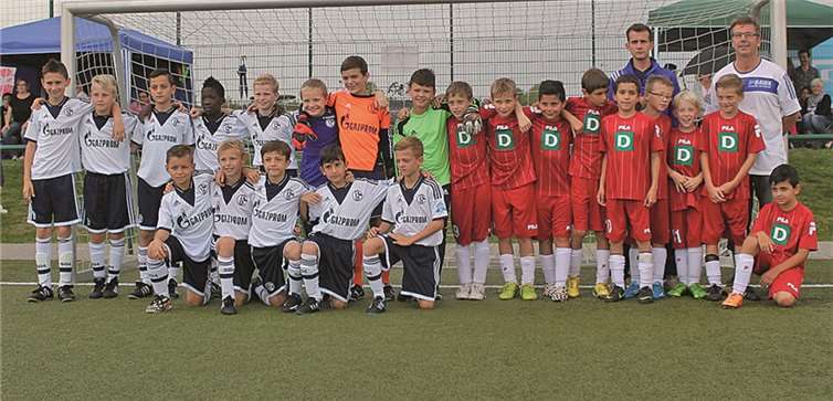 Im Achtelfinale musste sich die SG Bachem/Walporzheim (rote Trikots) dem Bundesliga-Nachwuchs des FC Schalke 04 geschlagen geben.  privat