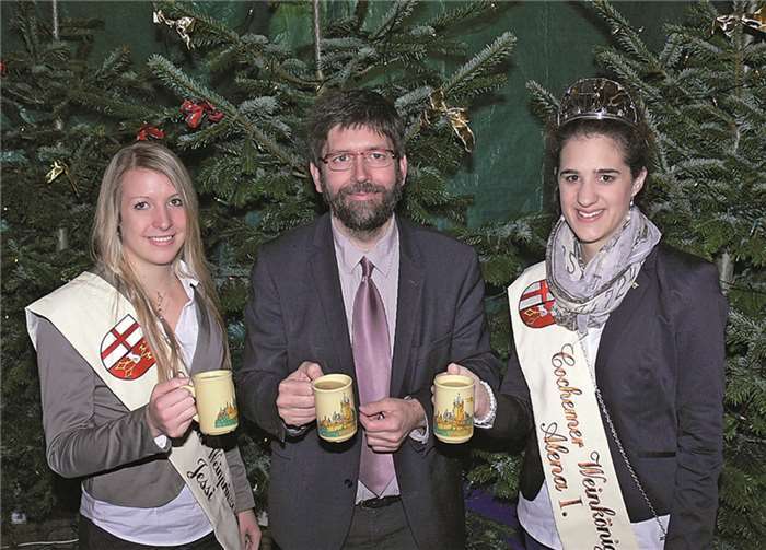 Im Adventszauberzelt begrüßten die Cochemer Gastgeber ihre Gäste mit einer Tasse dampfendem Glühwein.TE