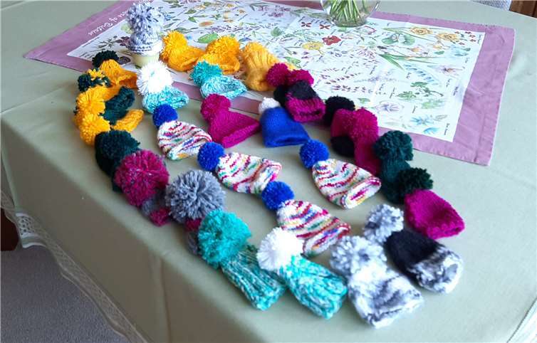 Im Akkord wurde für die Ostergrüße gestrickt und gehäkelt.