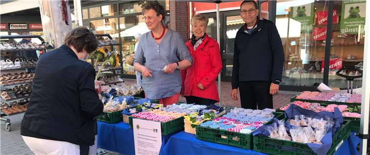 Im Akkord wurden für den Spendenstand Marmelade gekocht und Plätzchen gebacken. Foto: privat